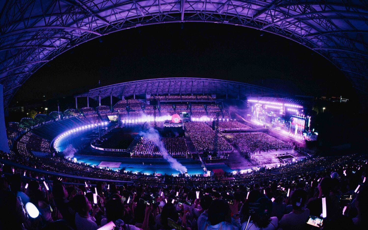 Roy Wang’s 2025 stadium tour transparent led