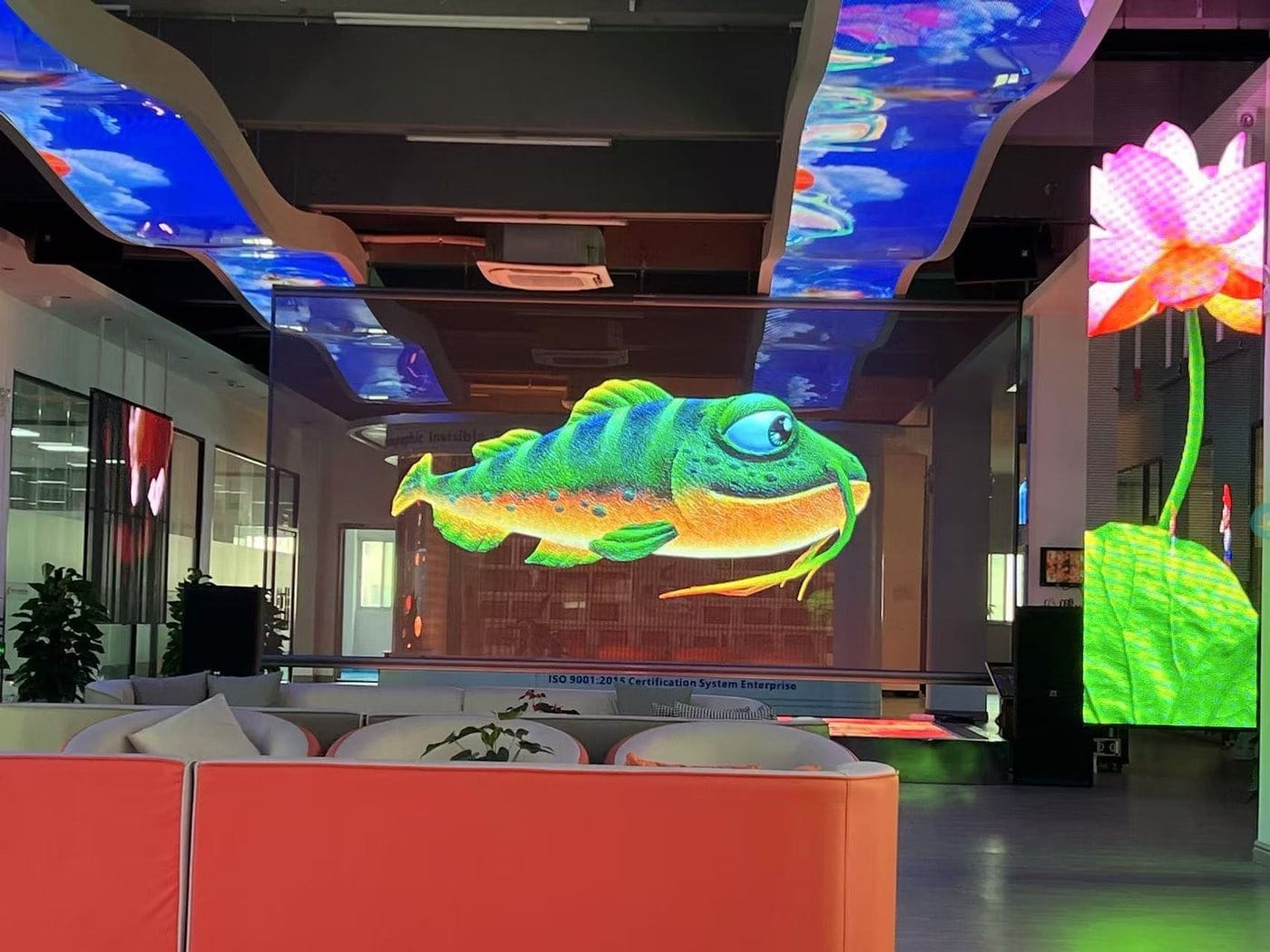 pantalla led holográfica en sala de exposiciones